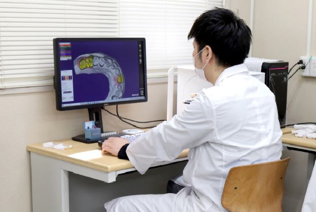 先端機器を用いた歯科技工士